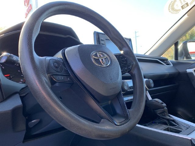 Used 2022 Toyota RAV4 LE AWD/4WD image 19