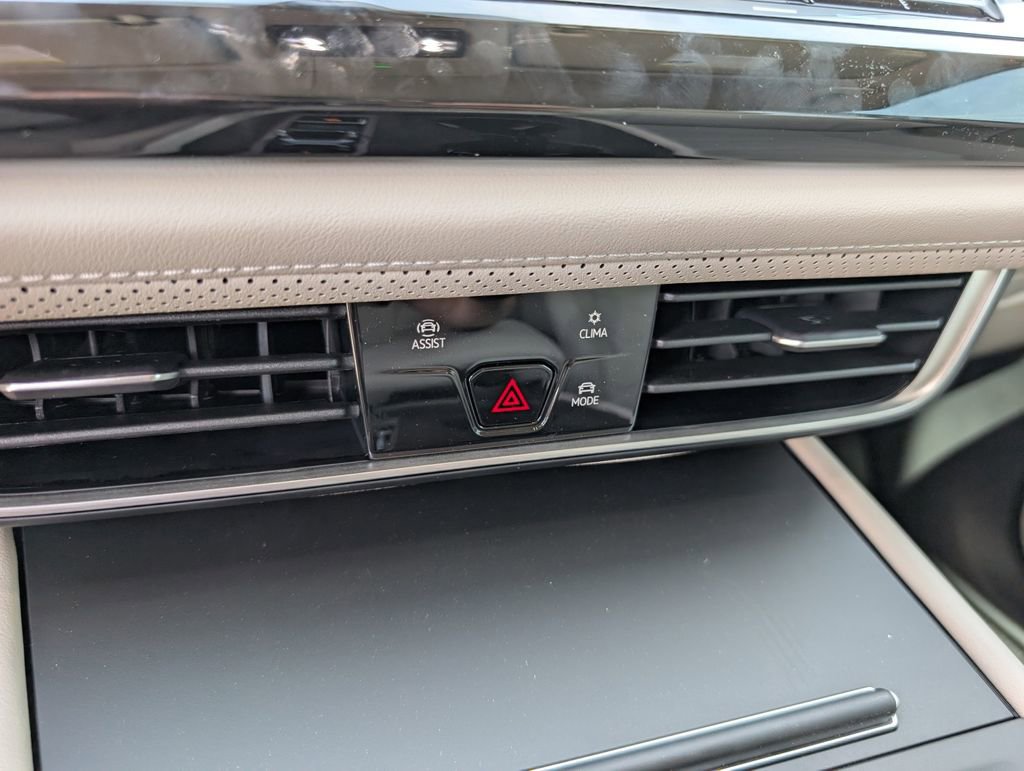 Used 2025 Volkswagen Atlas SE image 13