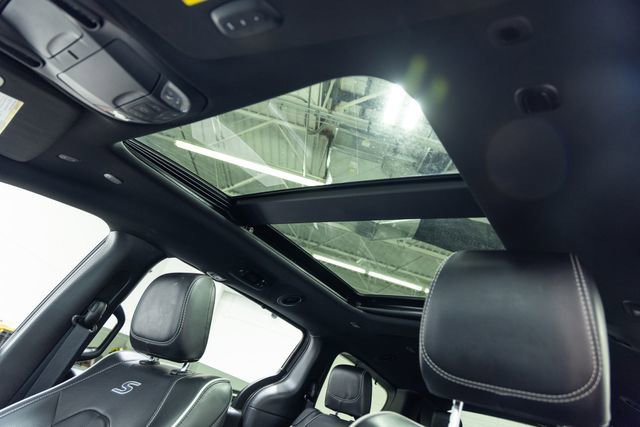 Used 2025 Chrysler Pacifica Limited image 13