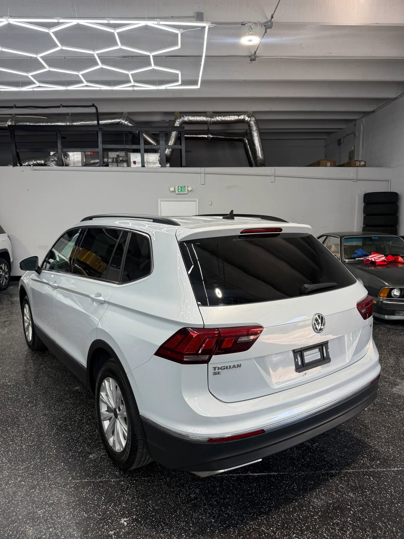 Used 2018 Volkswagen Tiguan SE w/ Panoramic Sunroof Package FWD image 4