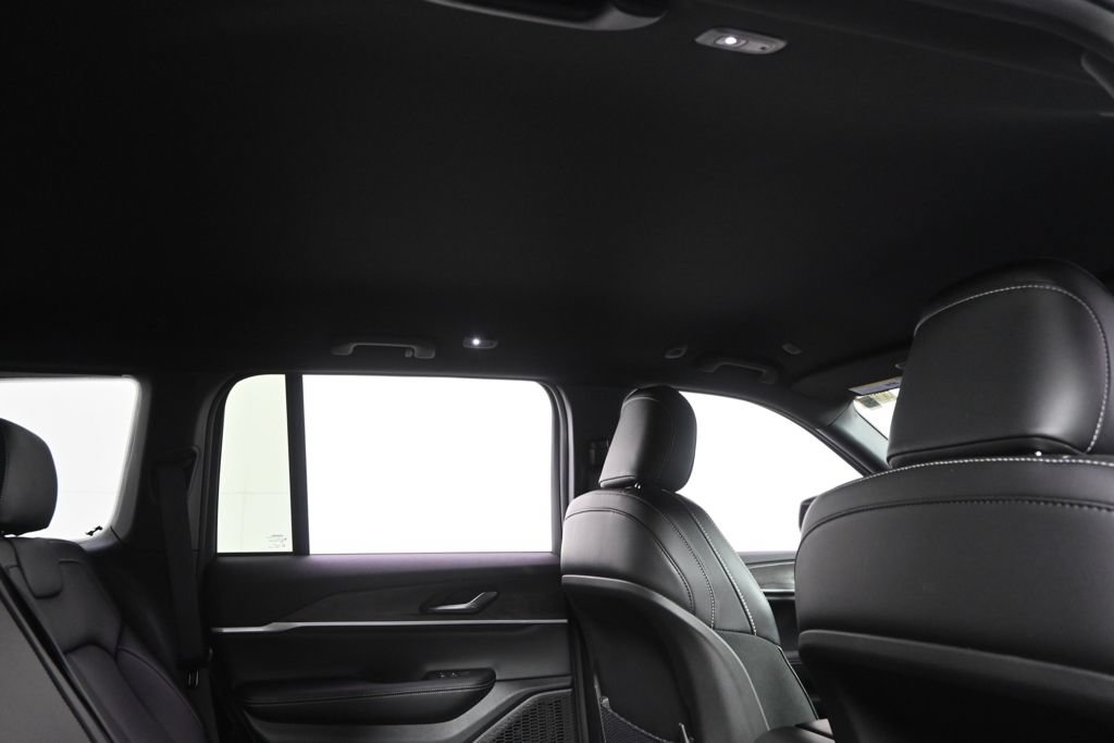 Used 2025 Jeep Grand Cherokee Limited w/ Black Appearance Package AWD/4WD image 17