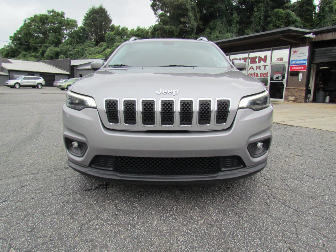 Used 2019 Jeep Cherokee Latitude w/ Popular Appearance Group image 2