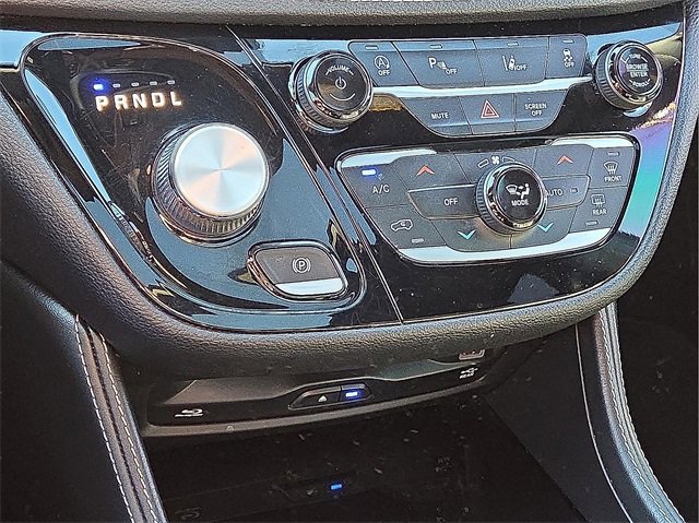 Used 2023 Chrysler Pacifica Limited w/ Uconnect Theater Family Group image 18