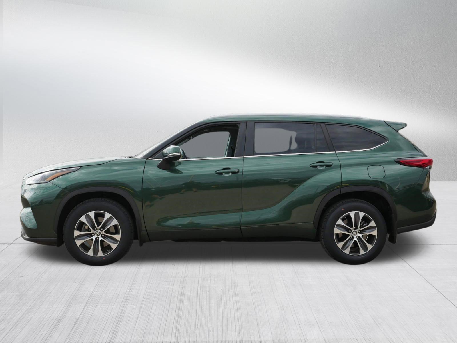Used 2023 Toyota Highlander XLE AWD/4WD image 4