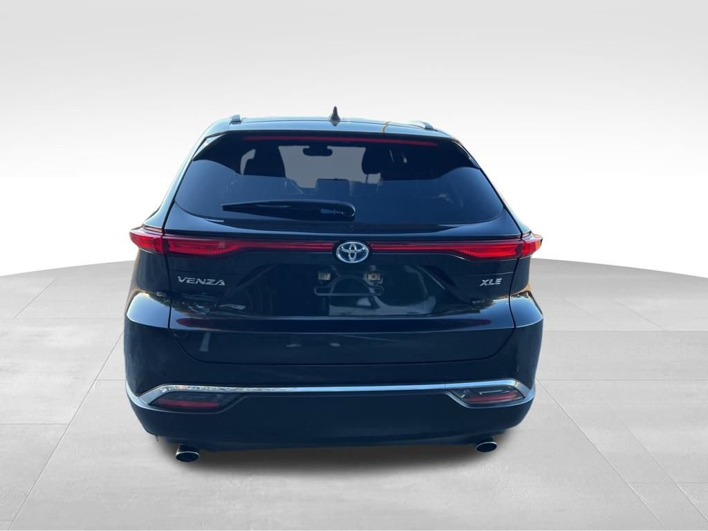 Used 2023 Toyota Venza XLE image 4