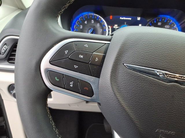 Used 2024 Chrysler Pacifica Touring-L image 10