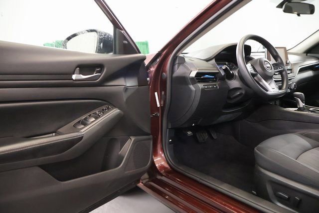 Used 2024 Nissan Altima 2.5 SV FWD image 8