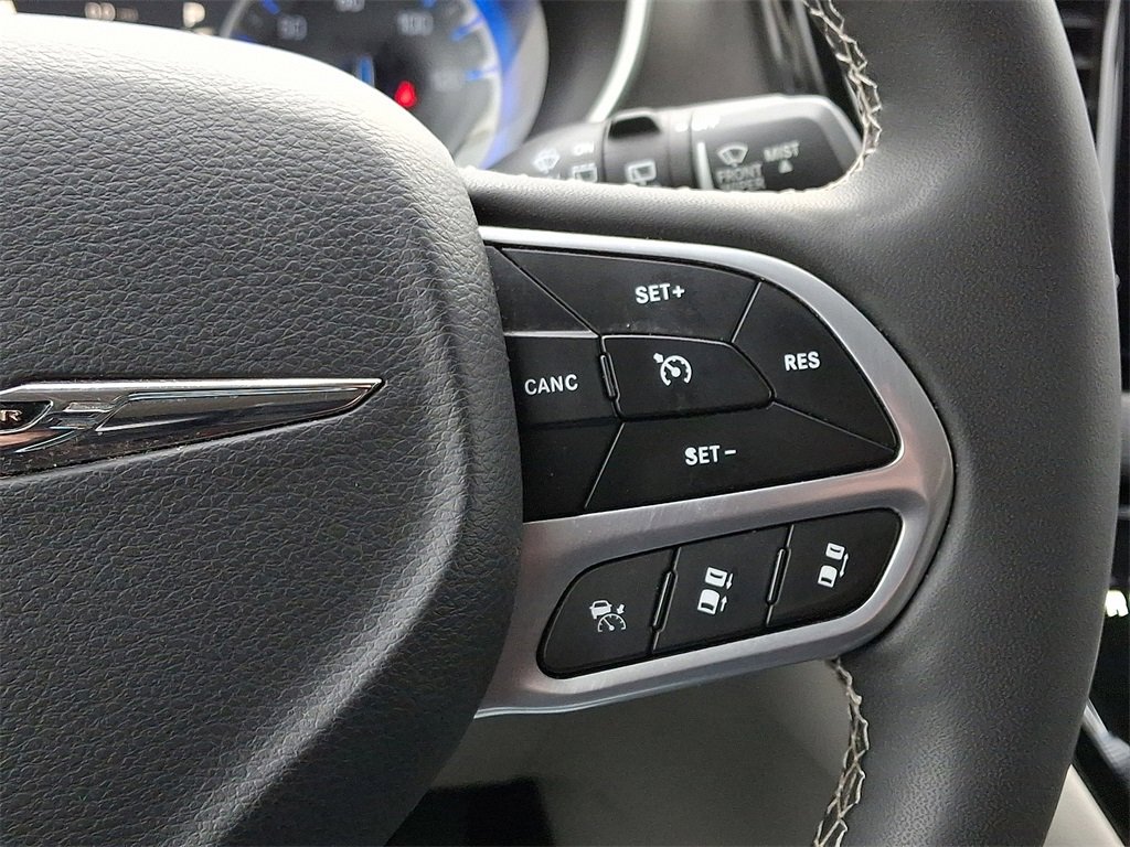 Used 2023 Chrysler Pacifica Touring-L image 22