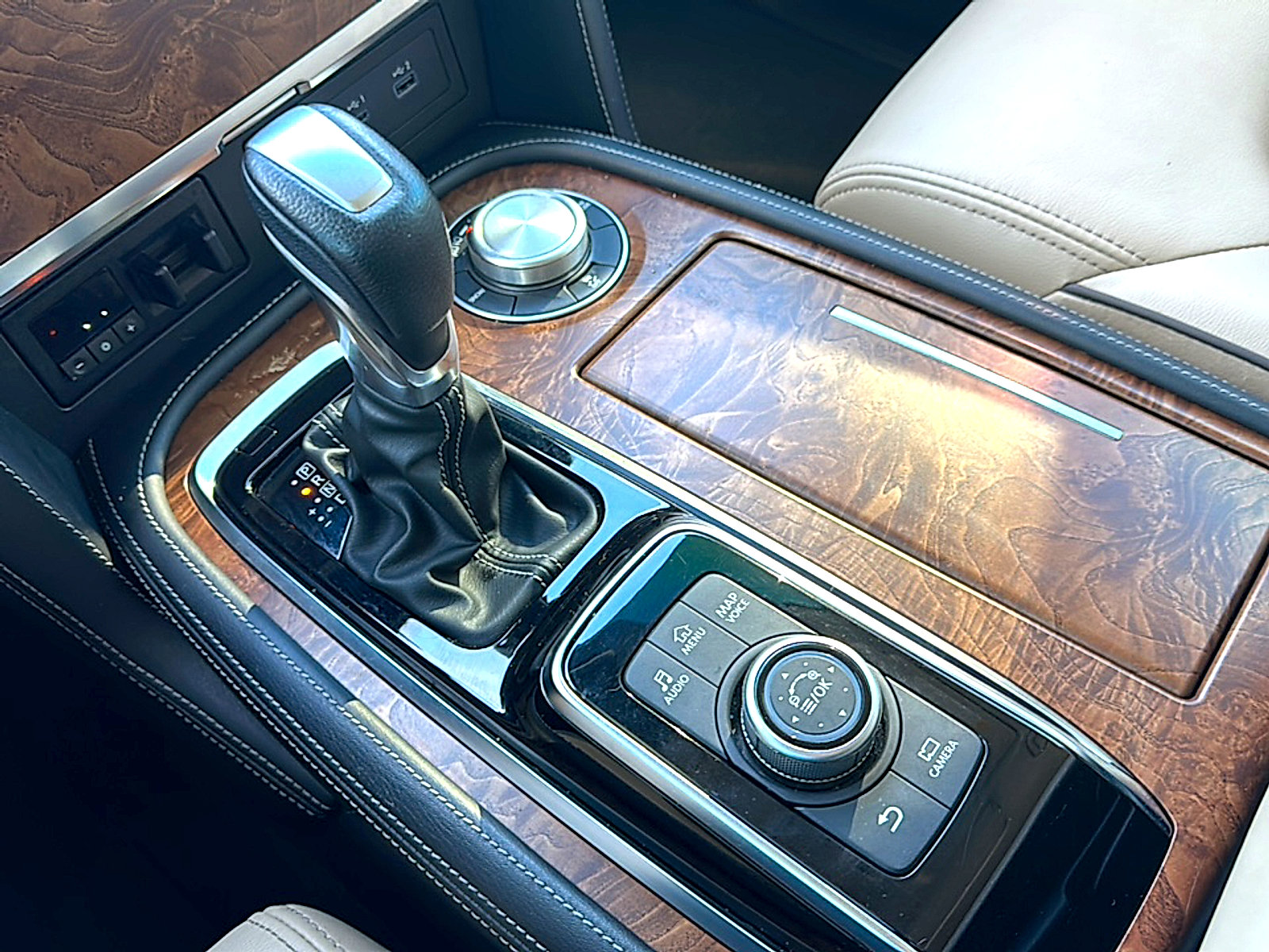 Used 2023 Nissan Armada SL w/ Captain's Chairs Package image 37