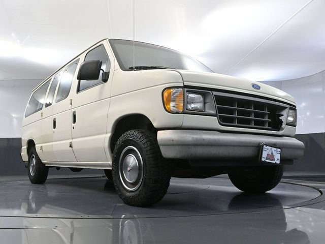 Used 1995 Ford E-150 and Econoline 150 Club Wagon RWD image 41
