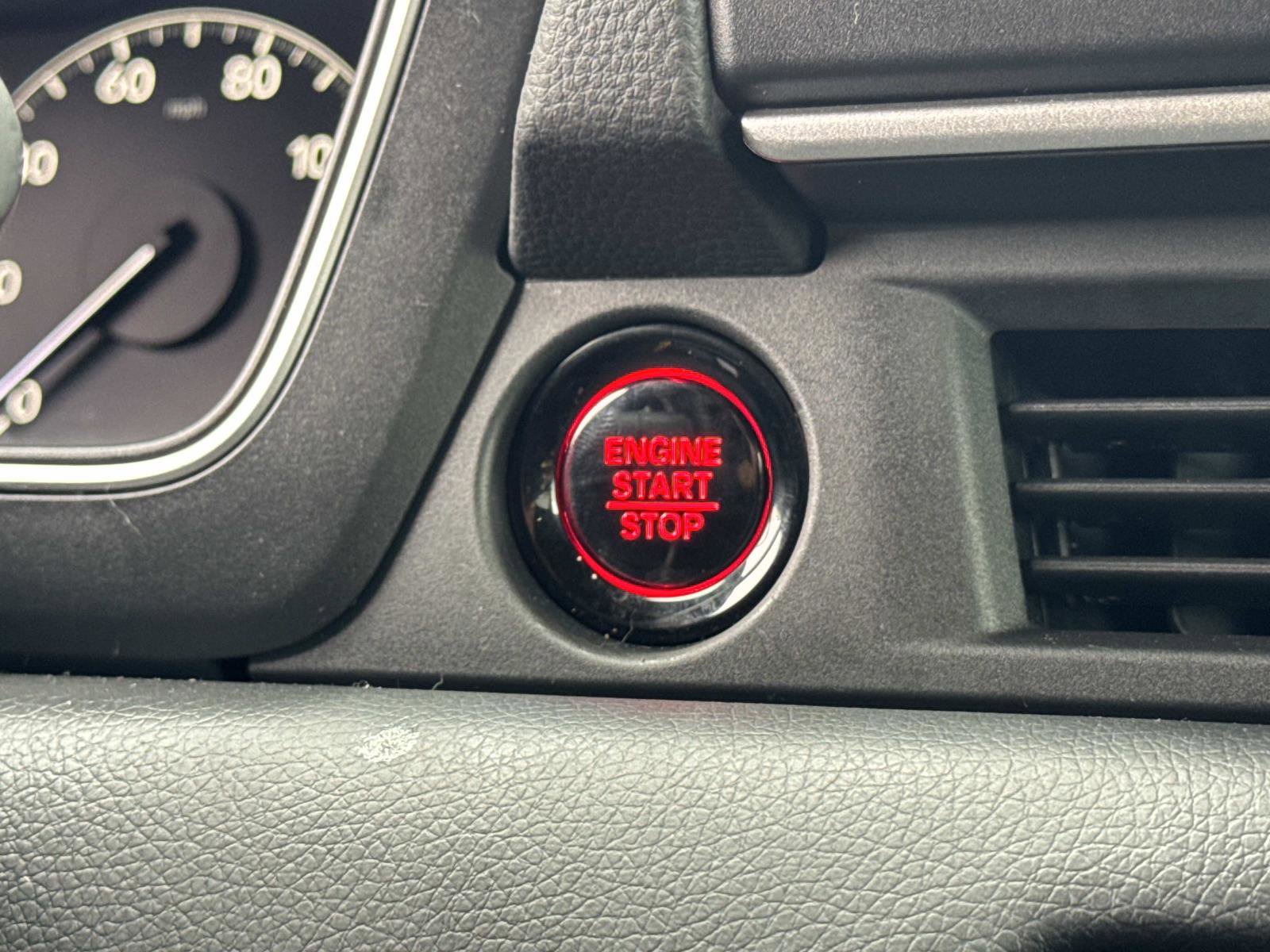 Used 2025 Honda Pilot Sport image 6