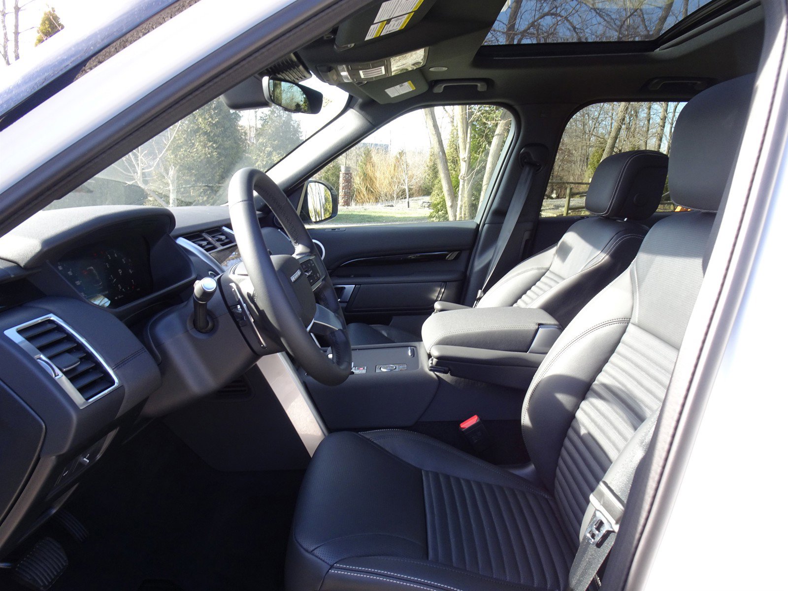 New 2025 Land Rover Discovery S image 2