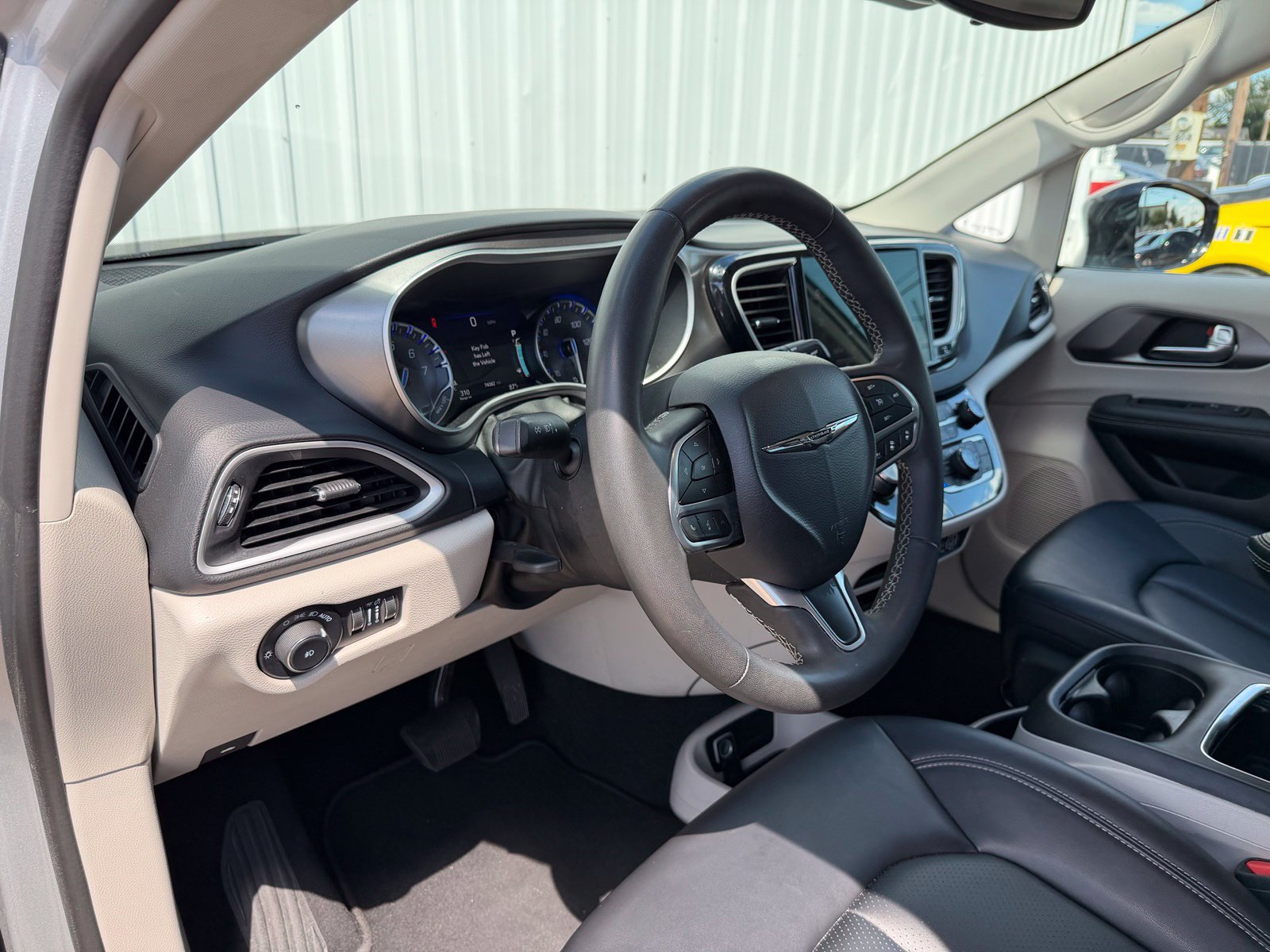 Used 2024 Chrysler Pacifica Touring-L FWD image 17