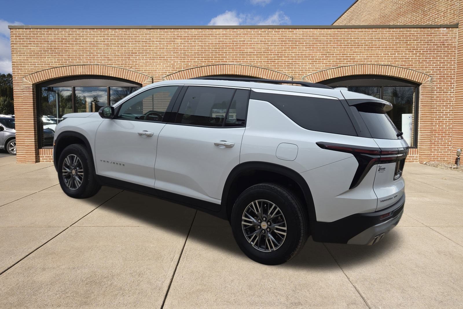 Used 2024 Chevrolet Traverse LT image 6