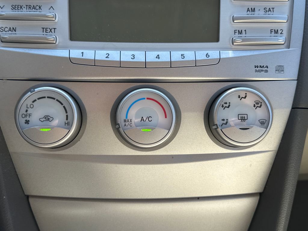 Used 2011 Toyota Camry LE FWD image 24