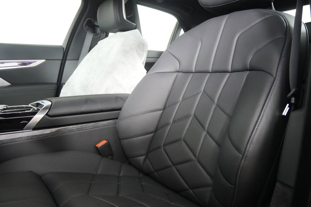 New 2026 BMW 750e xDrive w/ Executive Package image 11