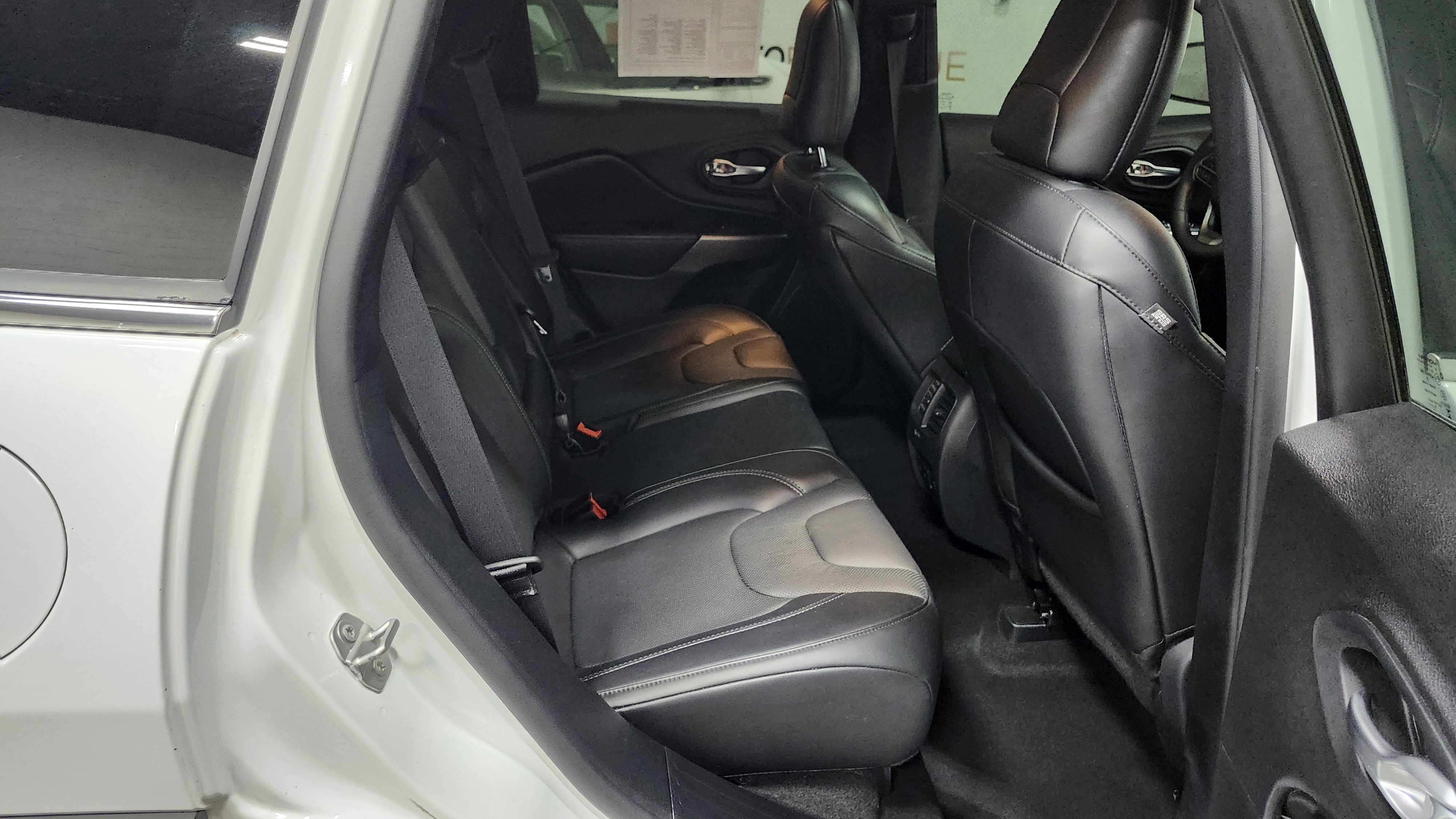 Used 2020 Jeep Cherokee Limited image 19