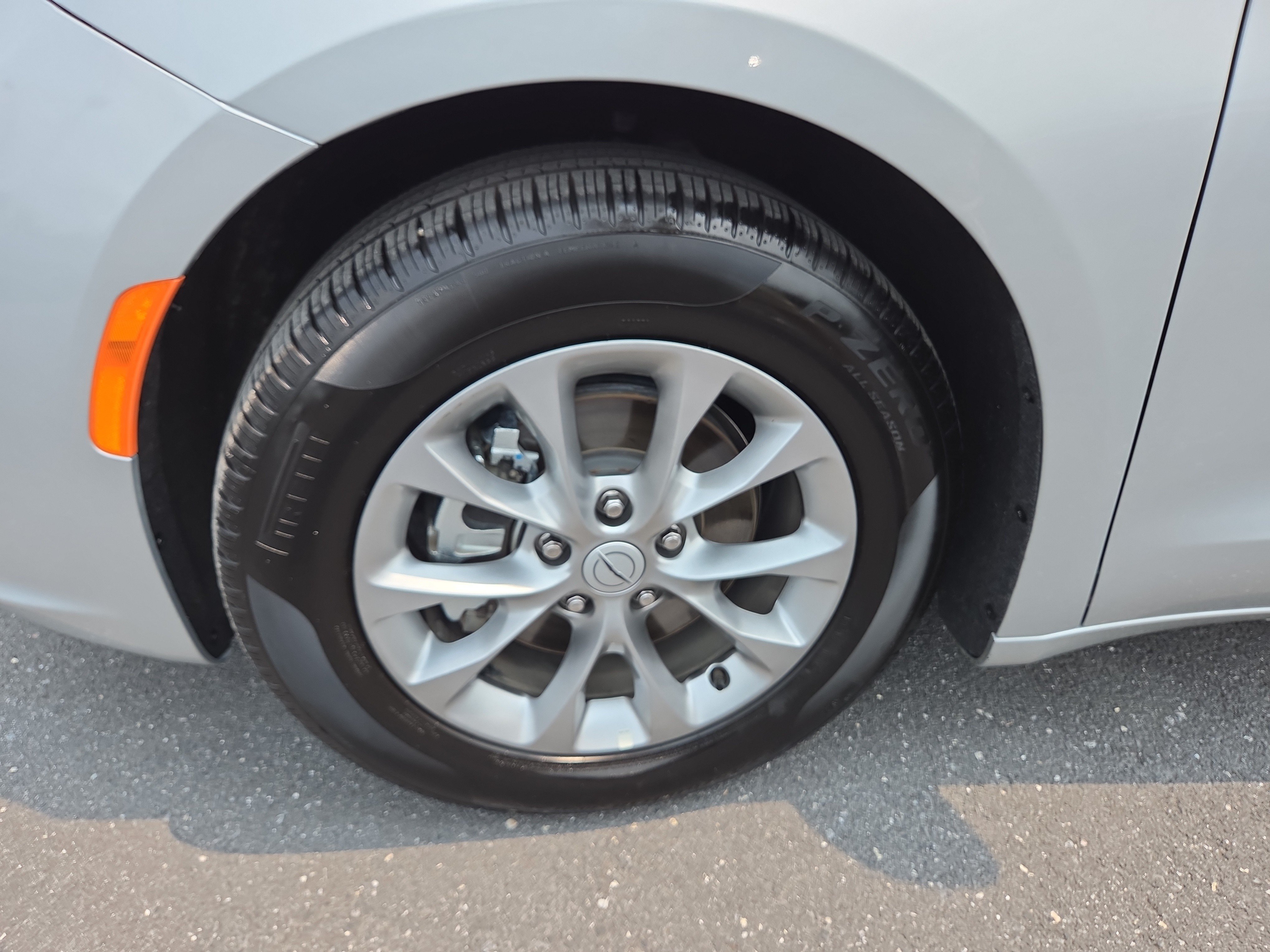 Used 2026 Chrysler Pacifica Limited FWD image 26