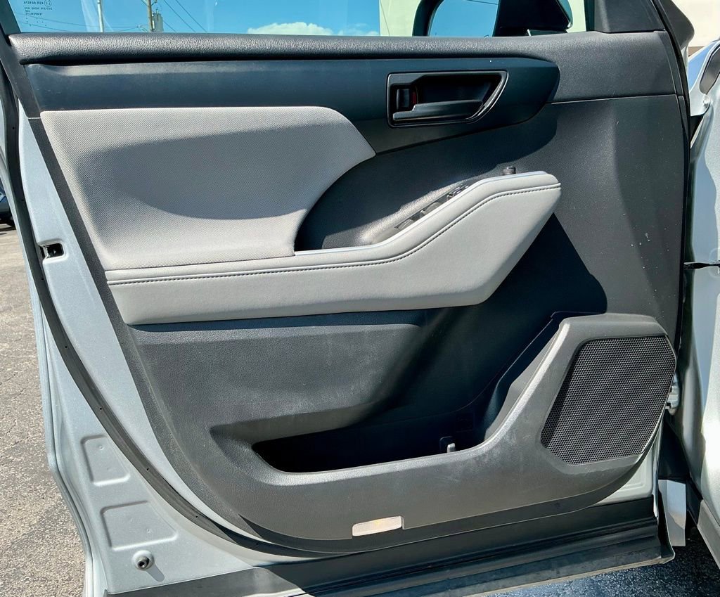 Used 2021 Toyota Highlander LE image 43