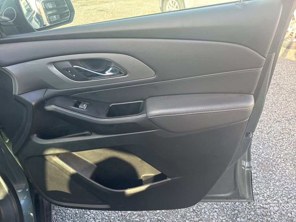 Used 2023 Chevrolet Traverse LT image 14