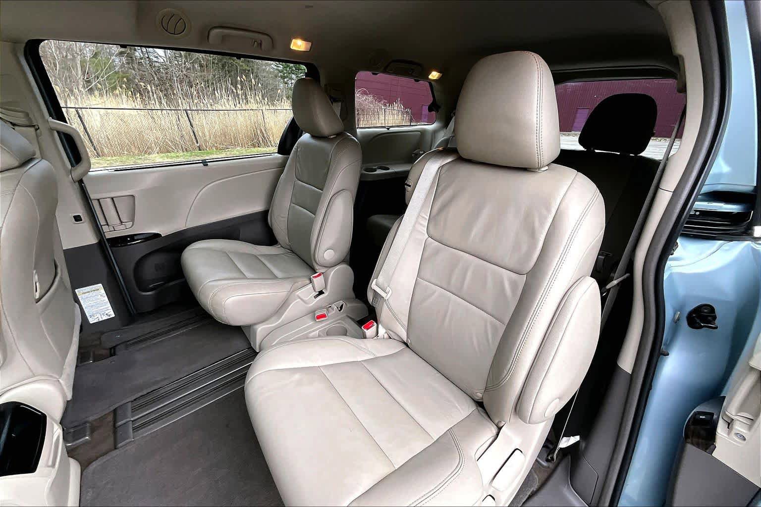 Used 2016 Toyota Sienna XLE w/ XLE Navigation Package image 21