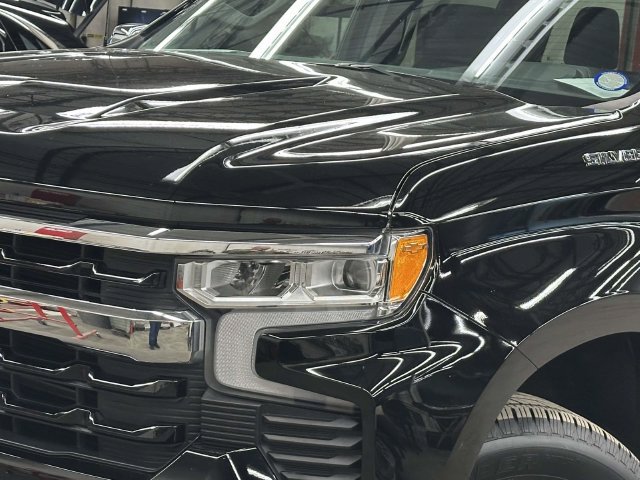 Used 2024 Chevrolet Silverado 1500 LT AWD/4WD image 6