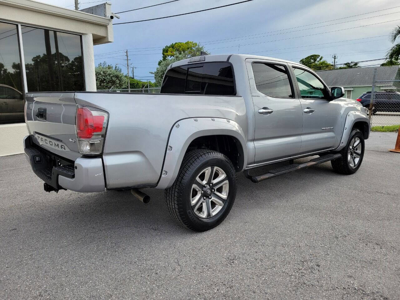 Used 2017 Toyota Tacoma Limited w/ Tow Package RWD image 7