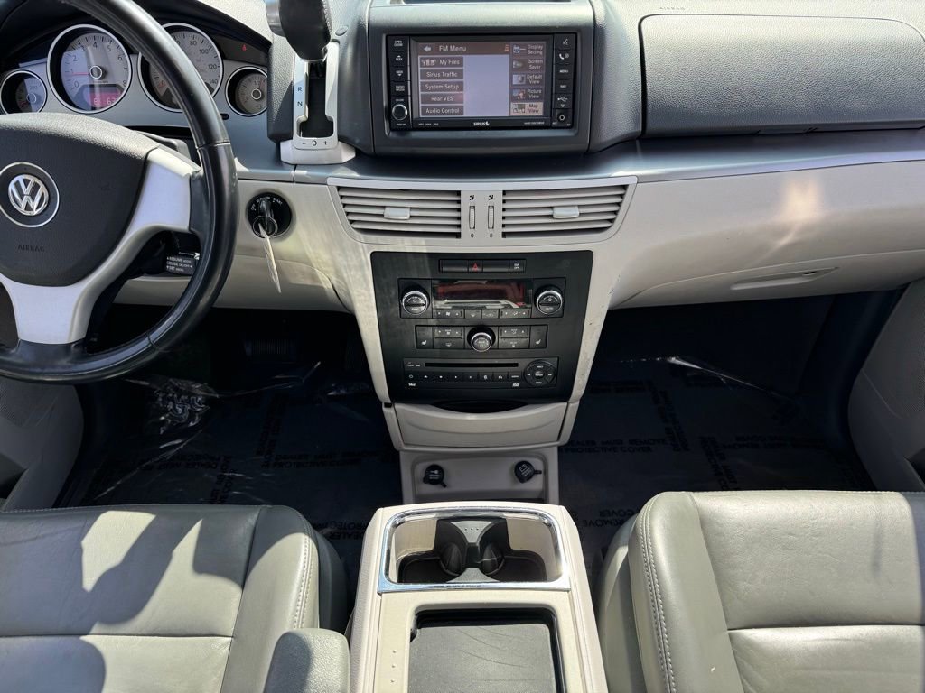 Used 2010 Volkswagen Routan SEL FWD image 2