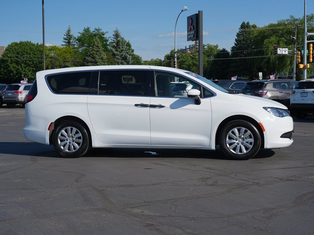 Used 2021 Chrysler Voyager L FWD video 2