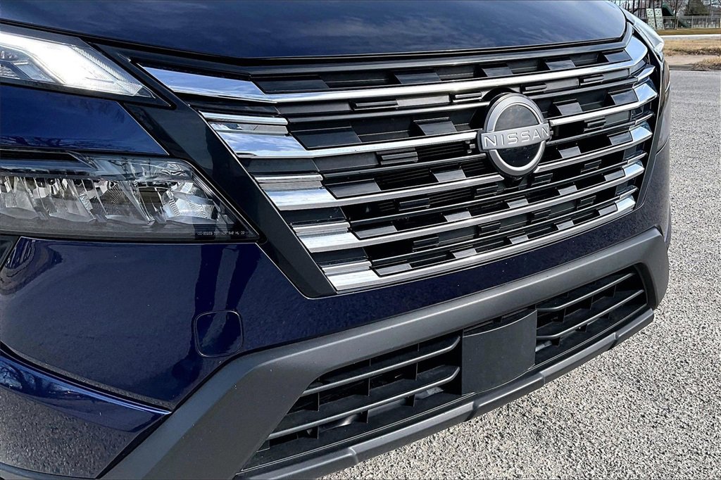 Used 2025 Nissan Rogue SV image 29