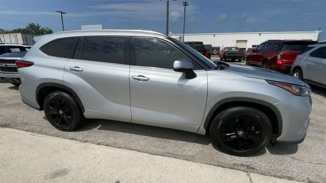 Used 2020 Toyota Highlander XLE FWD image 3
