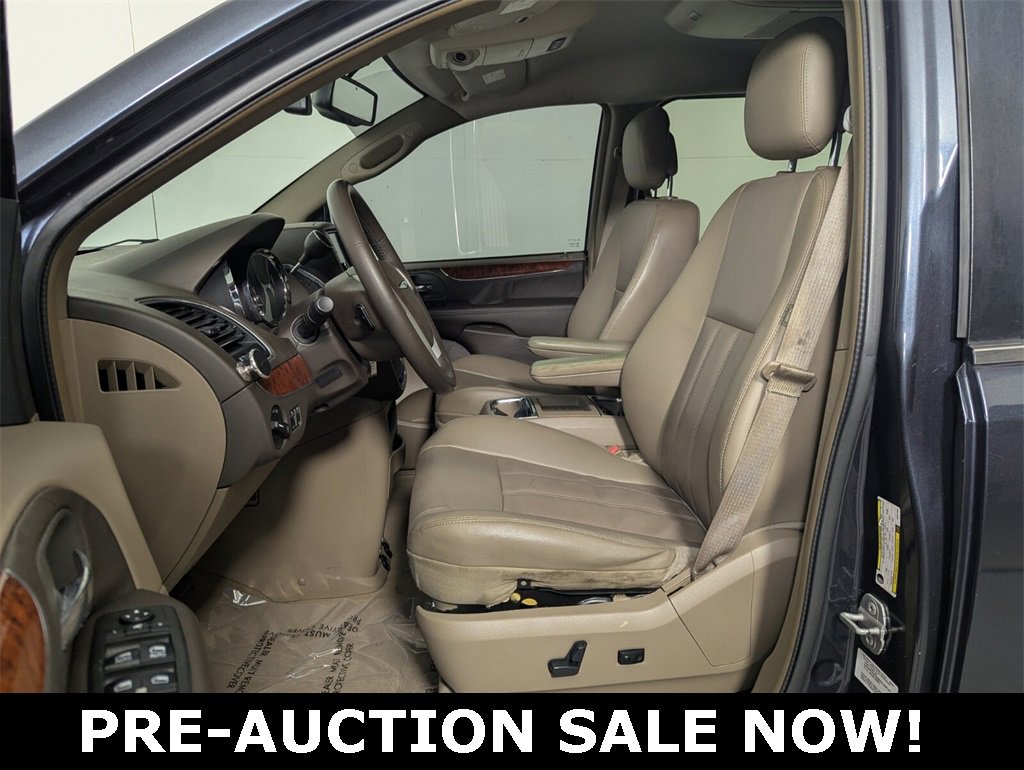Used 2014 Chrysler Town & Country Touring image 12