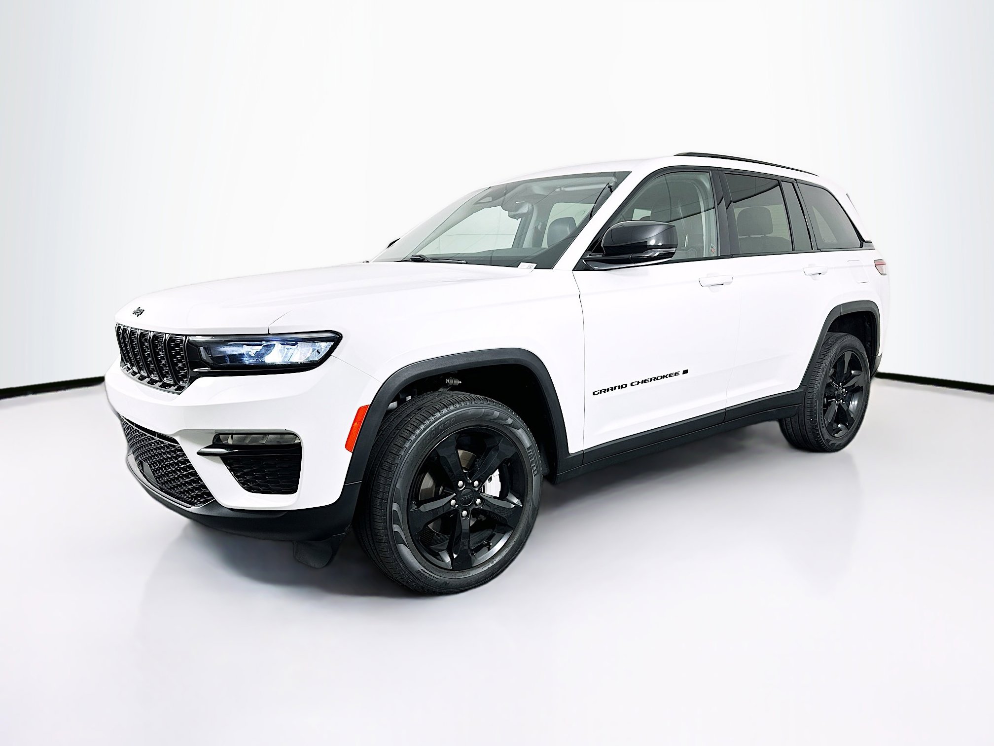 Used 2023 Jeep Grand Cherokee Limited w/ Black Appearance Package image 3