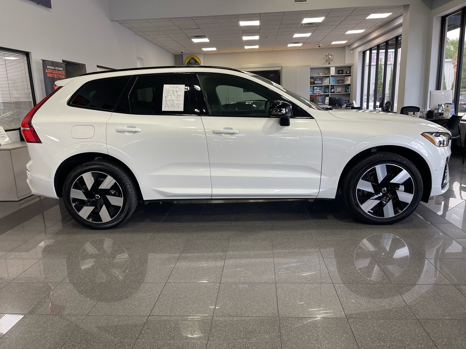 Used 2023 Volvo XC60 T8 Ultimate AWD/4WD image 6