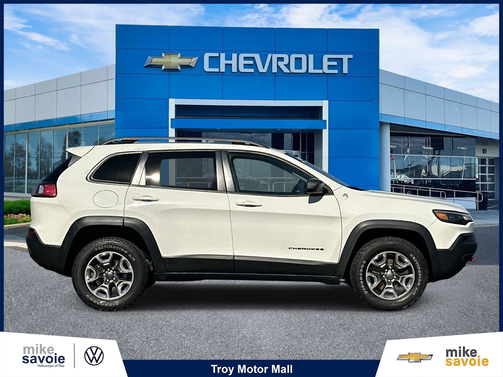 Used 2019 Jeep Cherokee Trailhawk w/ Cold Weather Group AWD/4WD image 2