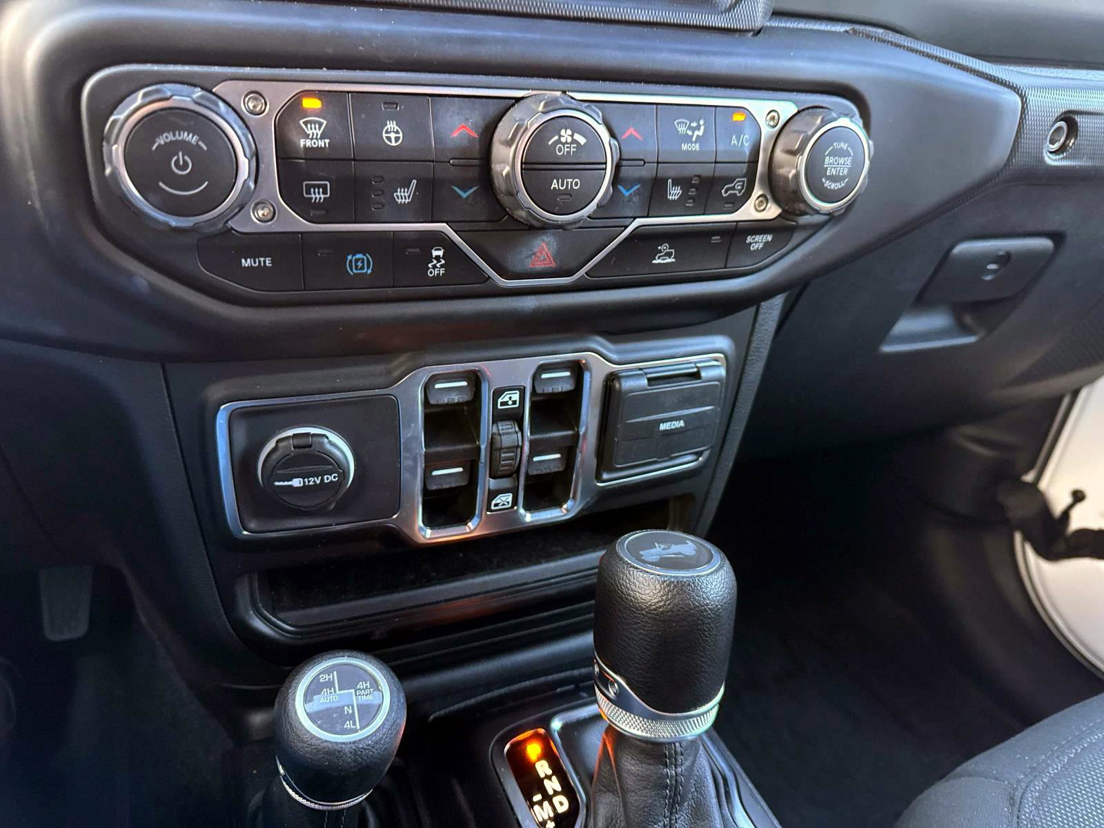 Used 2023 Jeep Wrangler Unlimited w/ Sun & Screen Package image 21