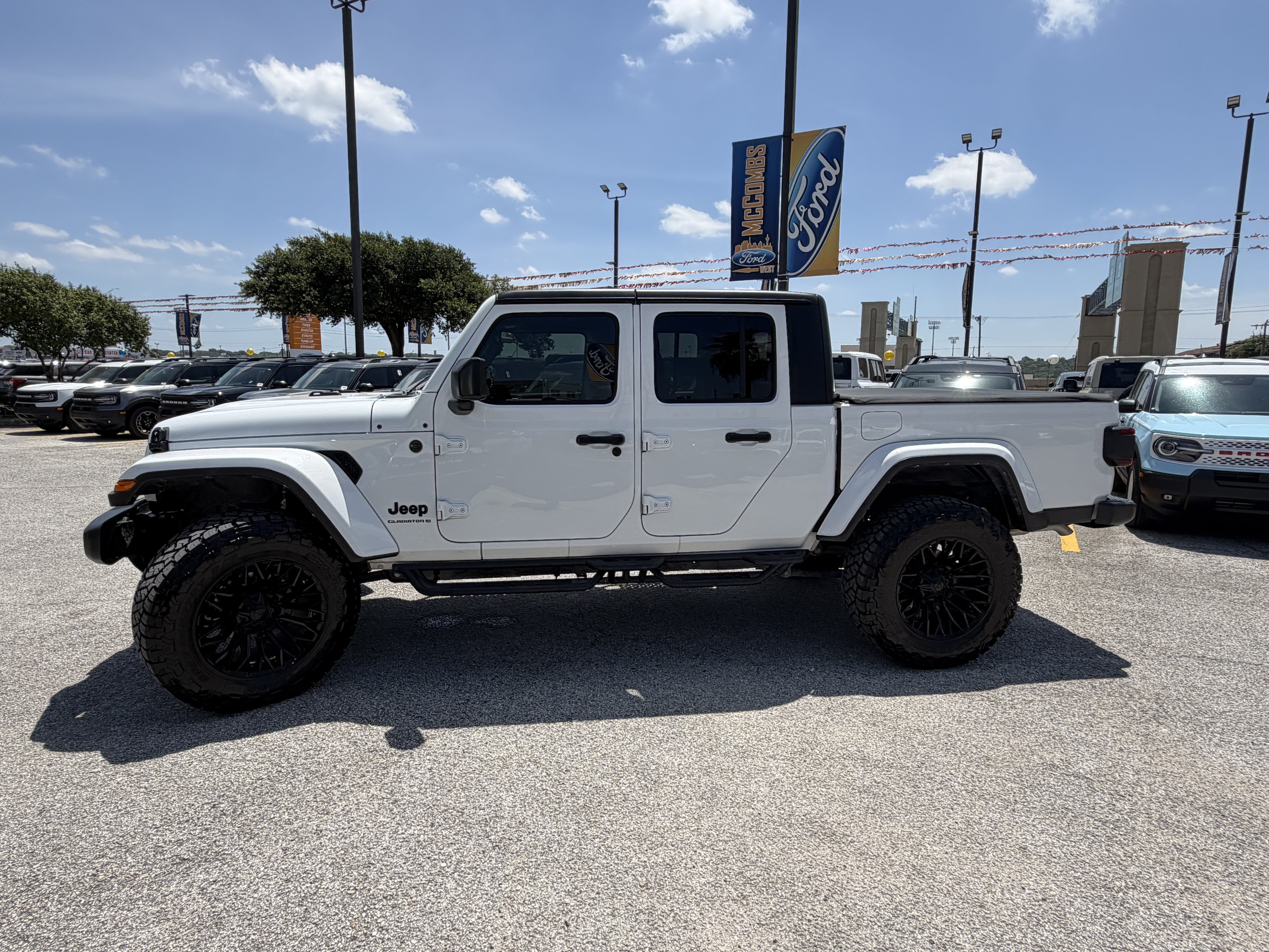 Used 2024 Jeep Gladiator Sport AWD/4WD image 10