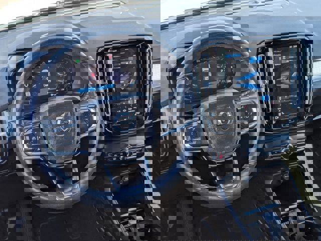 Used 2023 Volvo XC40 B5 Core image 11