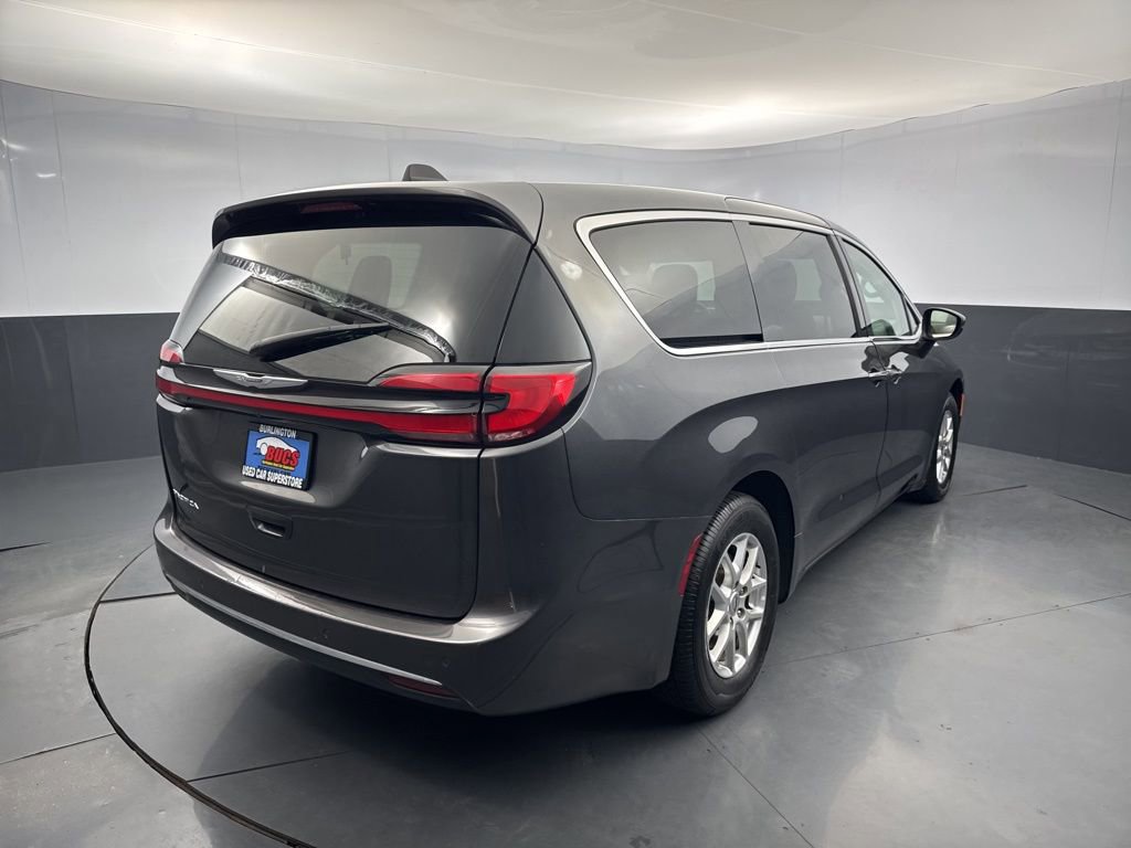 Used 2023 Chrysler Pacifica Touring-L FWD image 5