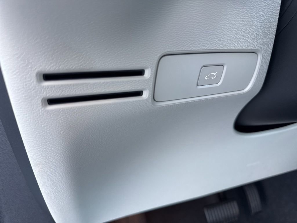 Used 2024 Volvo XC40 B5 Plus w/ Protection Package Premier image 20