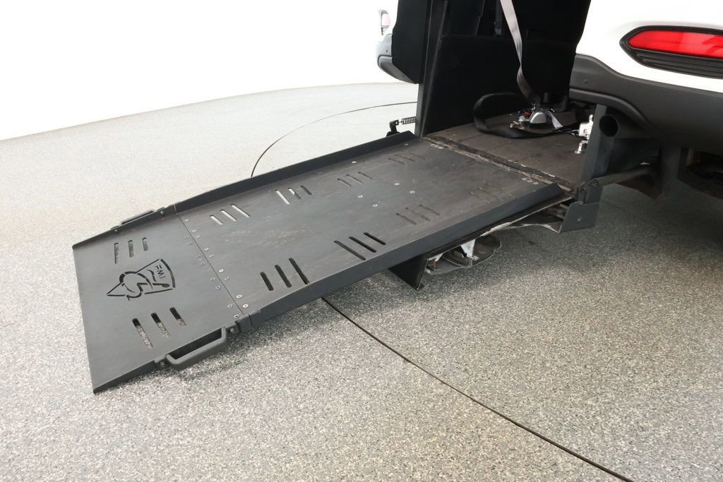 Used 2020 Kia Sorento LX image 24