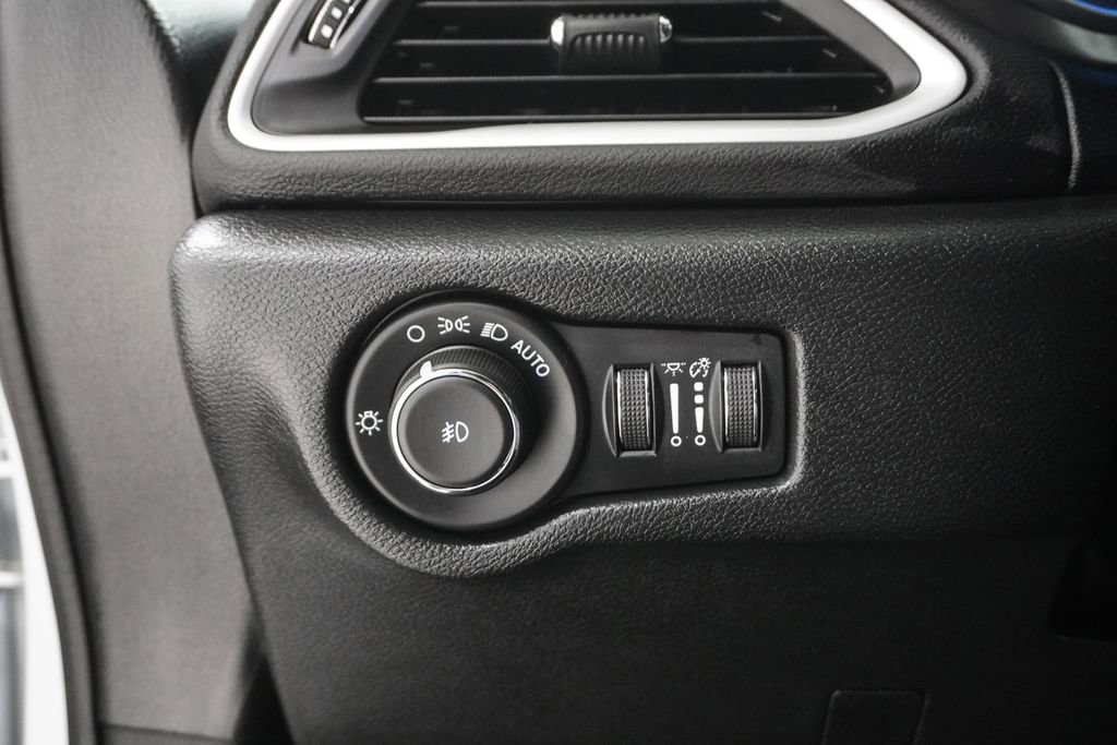 Used 2025 Chrysler Pacifica Select image 16