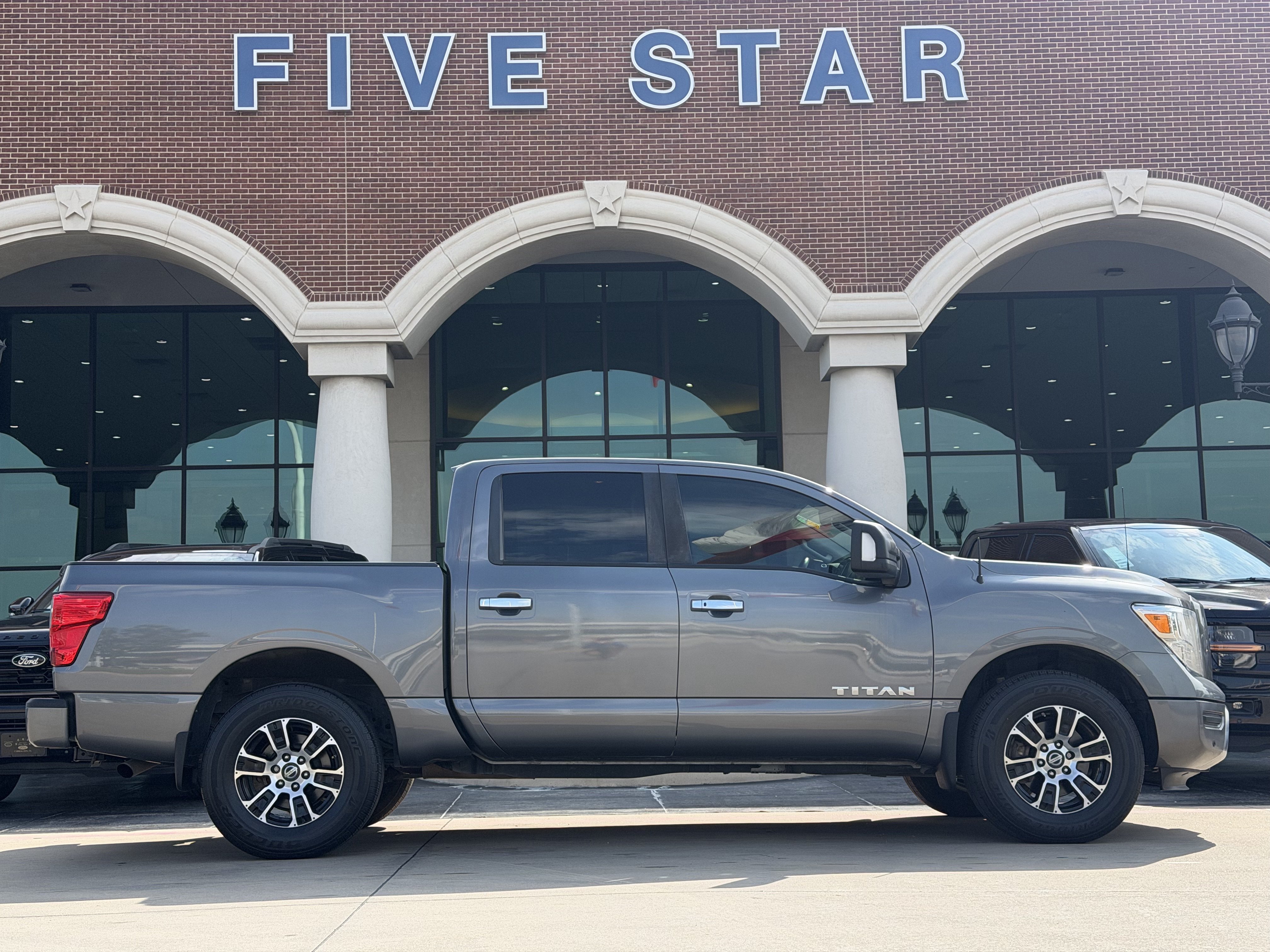 Used 2021 Nissan Titan SV w/ SV Convenience Package AWD/4WD image 3