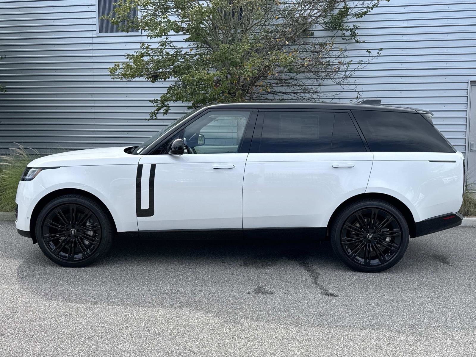 New 2025 Land Rover Range Rover Long Wheelbase SE image 2