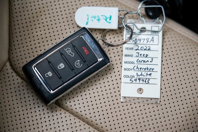 Used 2022 Jeep Grand Cherokee Limited w/ Luxury Tech Group II image 28