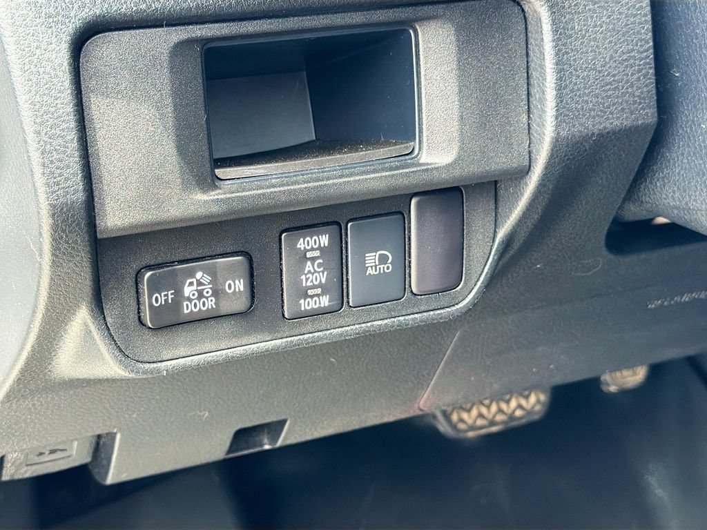 Used 2018 Toyota Tacoma TRD Off-Road AWD/4WD image 10