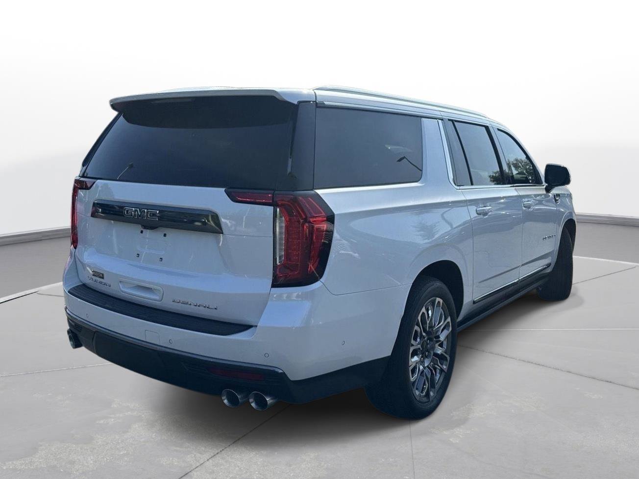 Used 2023 GMC Yukon XL Denali Ultimate w/ LPO, Floor Liner Package AWD/4WD image 6