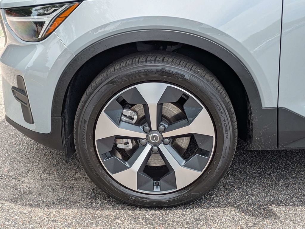 Used 2025 Volvo XC40 B5 Core w/ Protection Package Premier AWD/4WD image 12