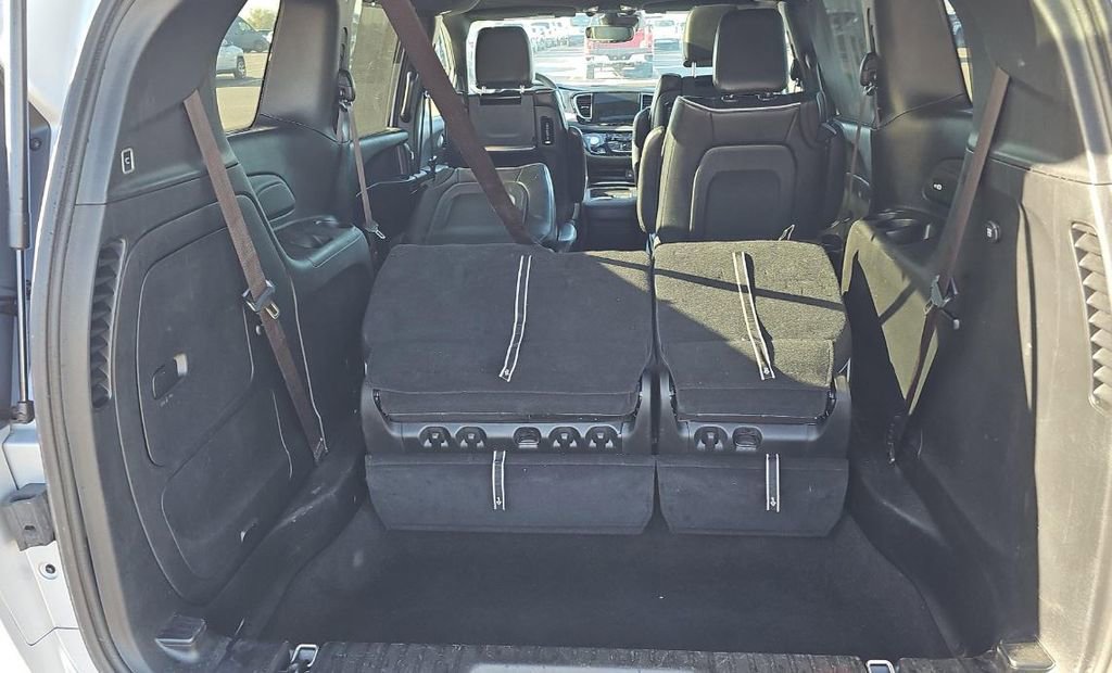 Used 2022 Chrysler Pacifica Limited w/ Uconnect Theater Family Group FWD image 13