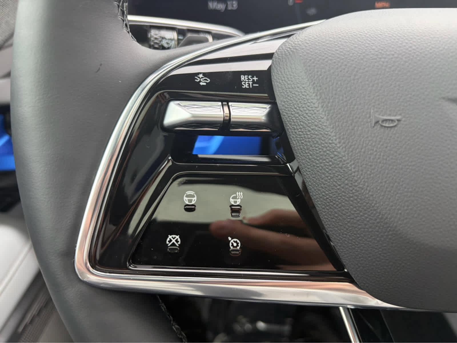 Used 2025 Cadillac Optiq Luxury 2 AWD/4WD image 13